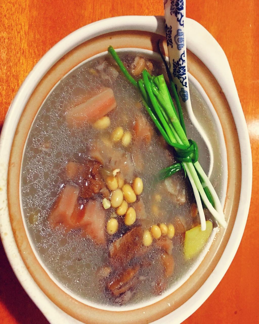 莲藕黄豆猪脚汤