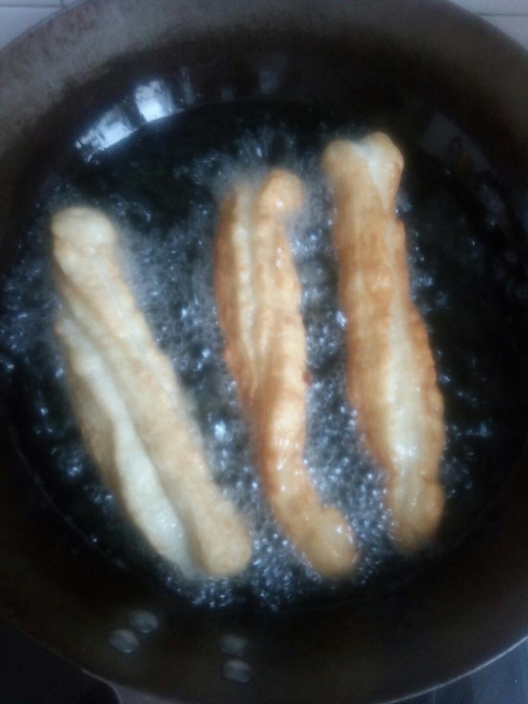 最详细的自制绿色健康油条的做法（没有称的也可以做哦）