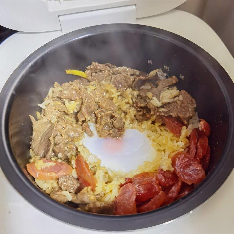 电饭锅腊味牛肉窝蛋煲仔饭