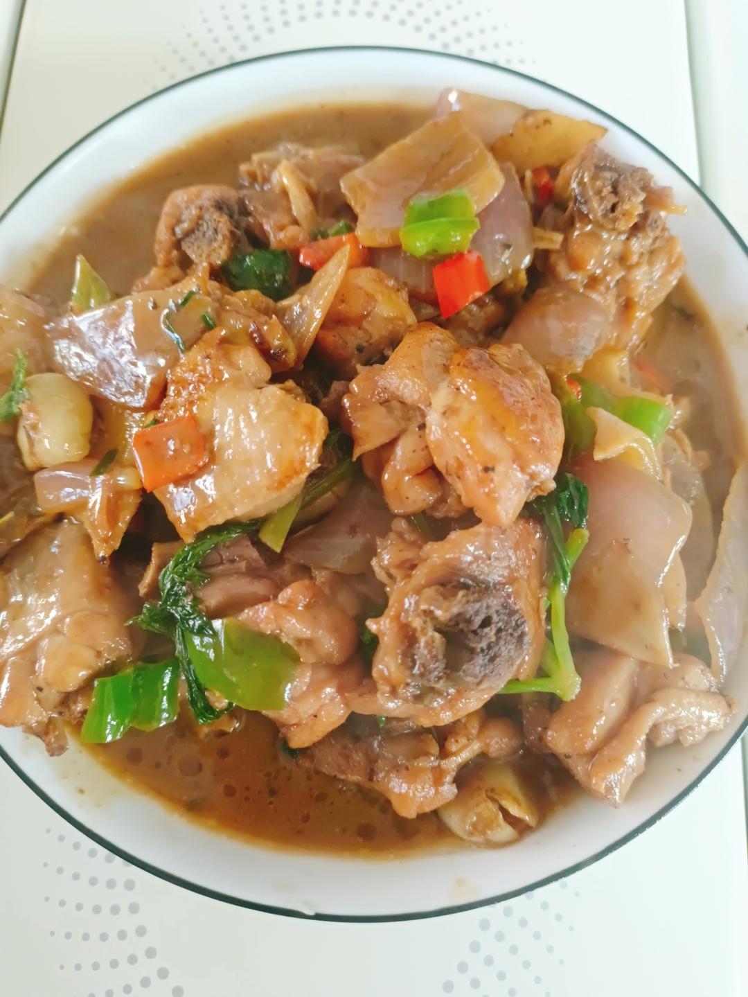 厨师长教你：“三杯鸡”的家常做法，汁香味浓，鲜嫩爽滑
