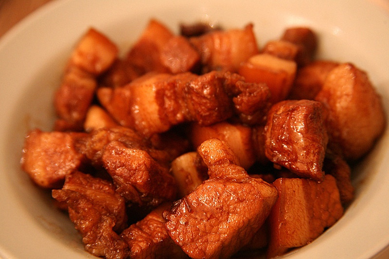 吃着碗里望着锅里的红烧肉