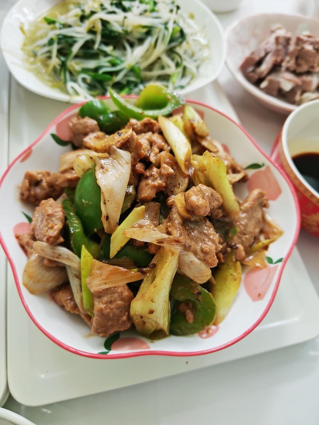 厨师长教你：“葱爆牛肉”的家常做法，葱香味浓郁先收藏起来