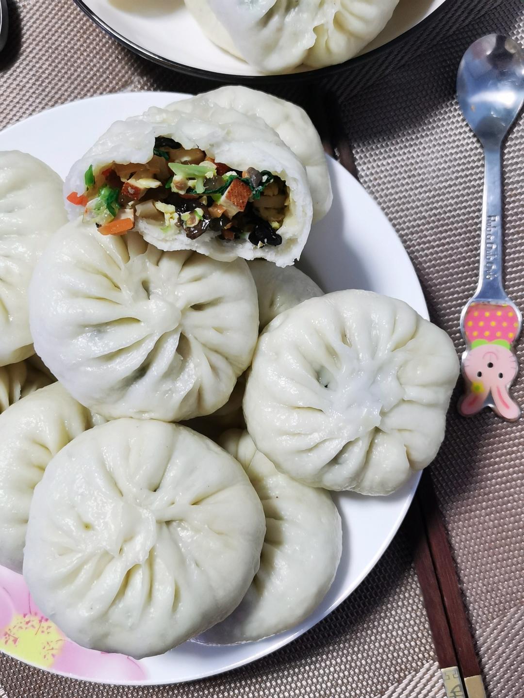 松软的素馅包子