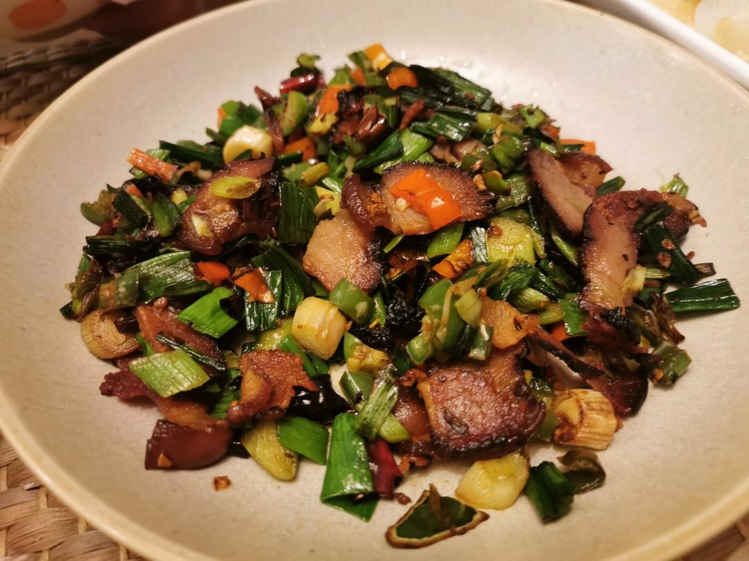 最具人间烟火气的大蒜辣椒炒湖南腊肉