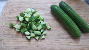3样食材5分钟 一吃就上瘾的黄瓜牛油果西沙拉的做法 步骤4