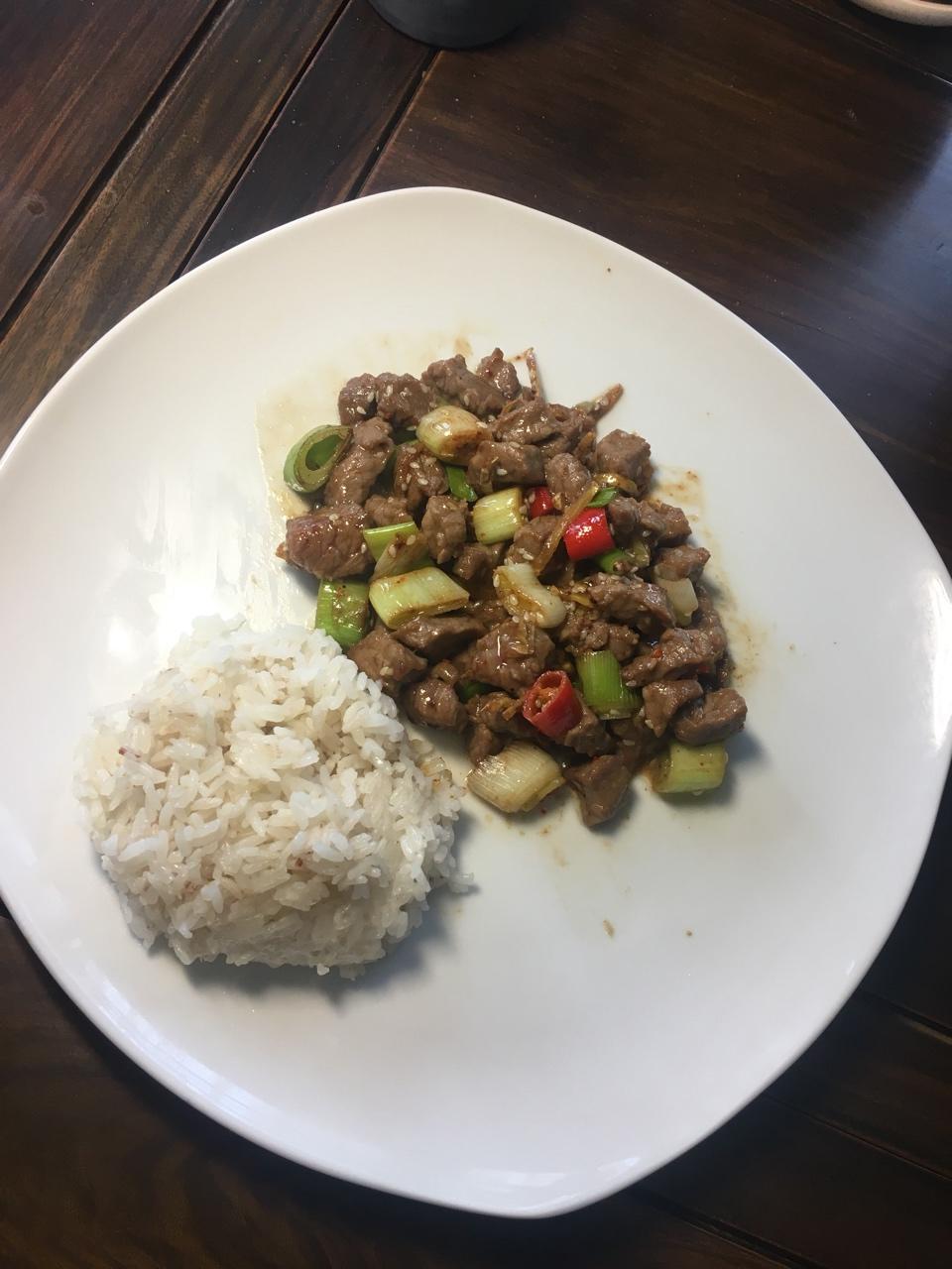 孜然洋葱炒牛肉粒