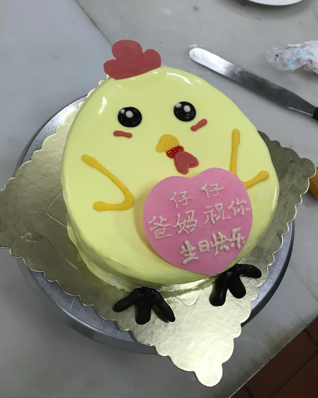 小乐168做的立体小鸡蛋糕