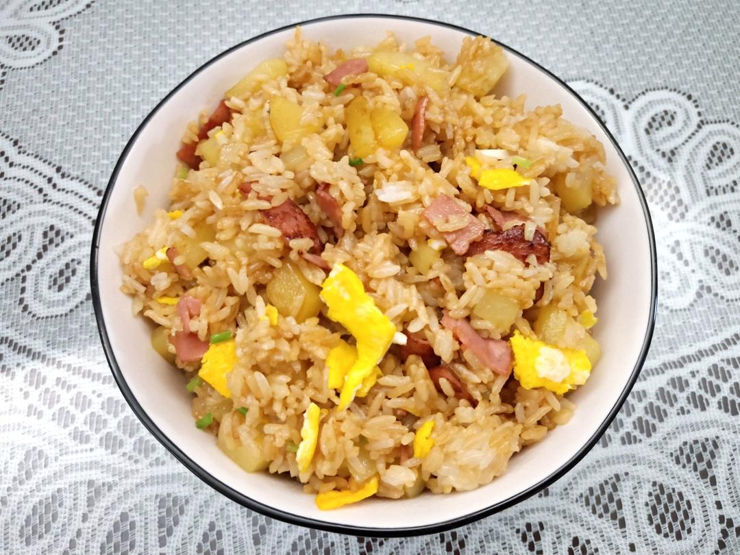 土豆的万能吃法😋土豆午餐肉炒饭～～