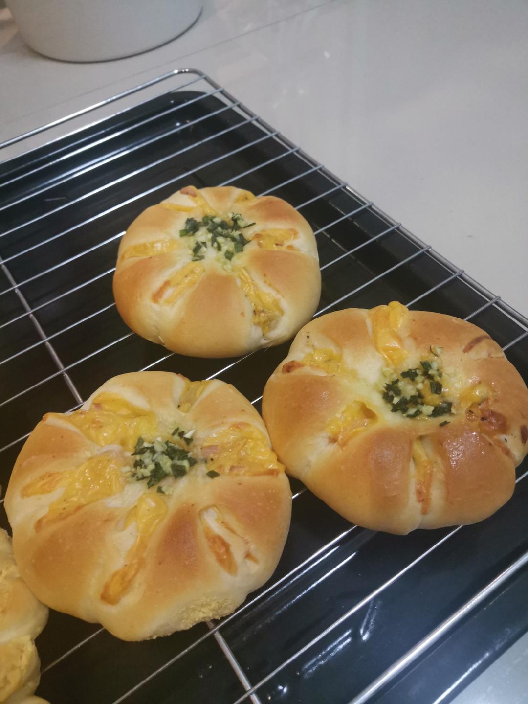 『美味咸香』椒盐土豆香肠花花包