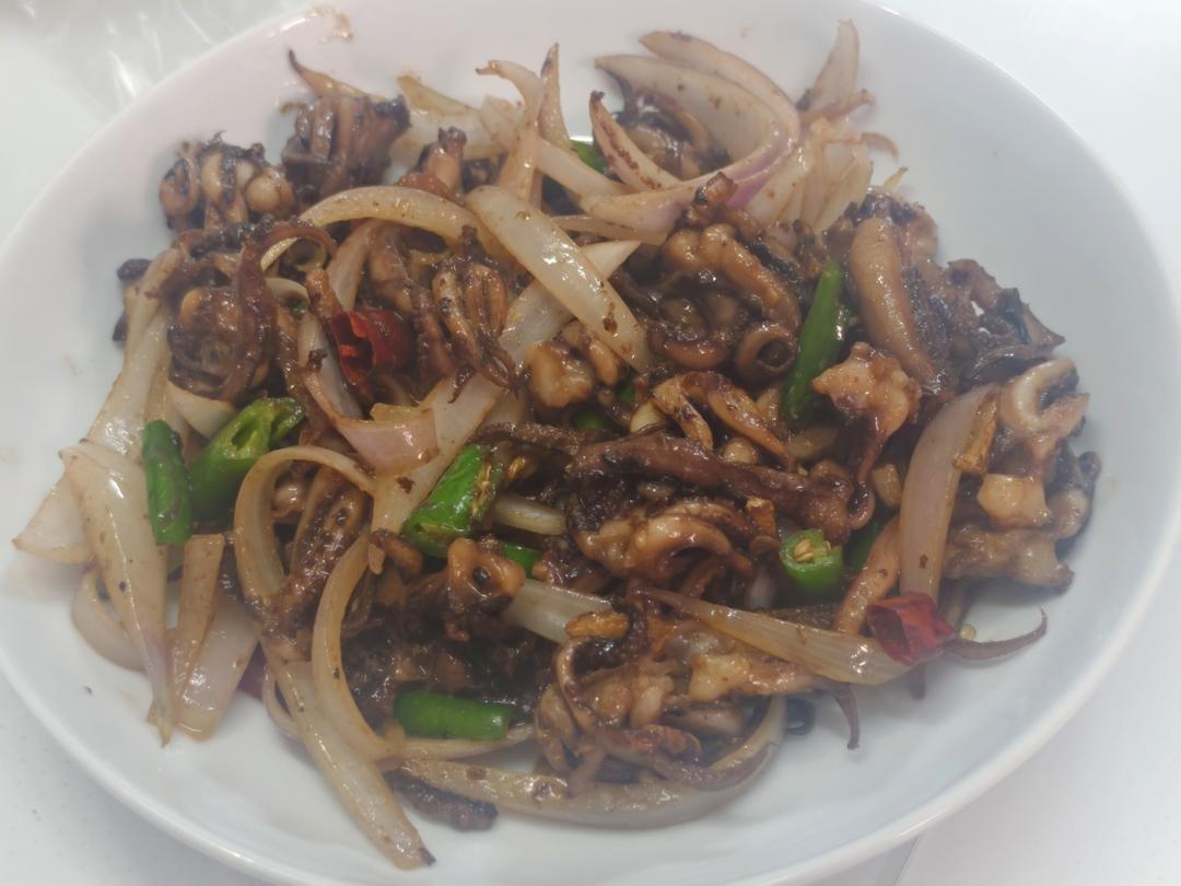 爆炒鱿鱼须，加上这一步，可以与铁板鱿鱼媲美