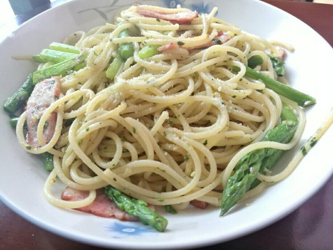 罗勒松子培根意面