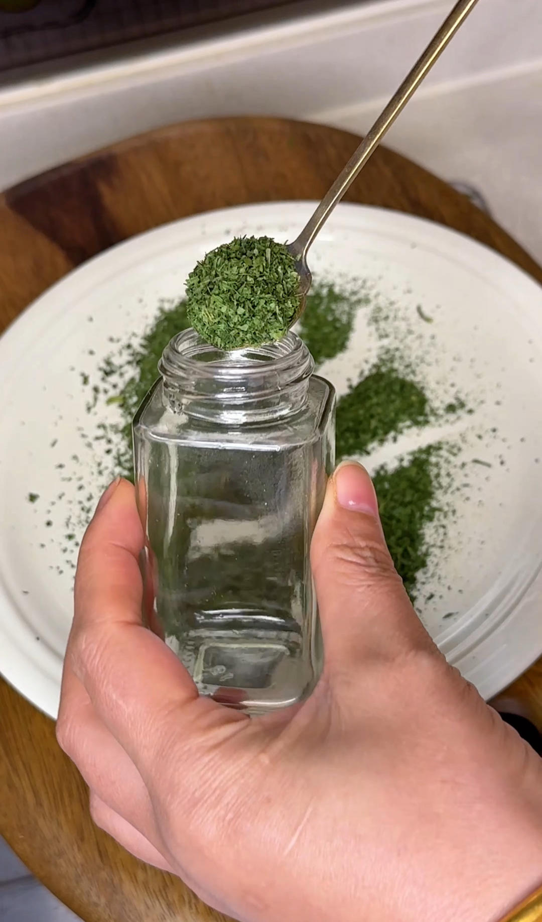 以后芹菜叶可别再丢掉了，外国人把它当宝，我们都把它丢掉