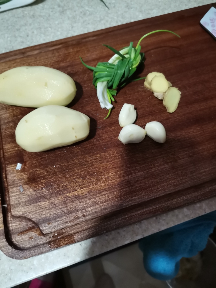 红烧童子鸡加土豆的做法 步骤2