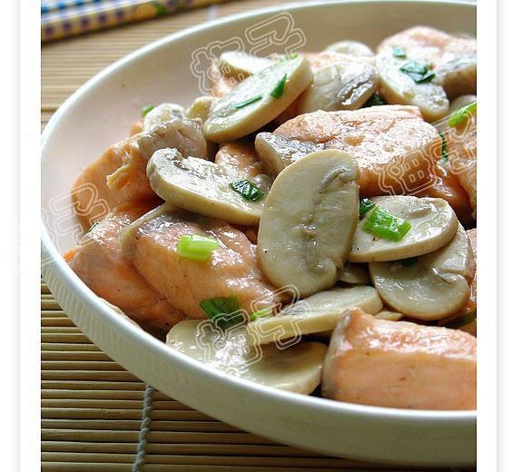 三文鱼炒蘑菇