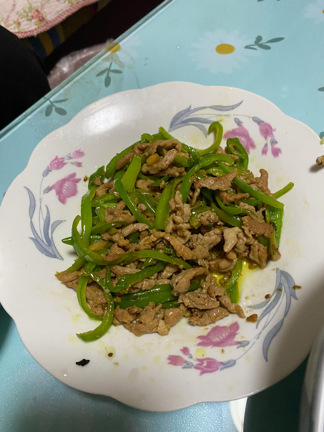 经典的家常菜，青椒炒肉丝，简单的食材也能做出如此美味