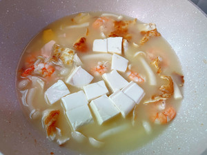 鲜虾菌菇豆腐汤的做法 步骤7