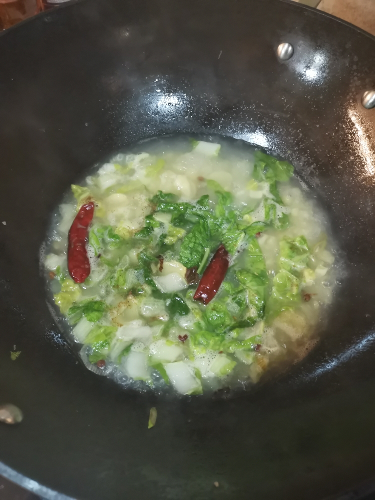 小白菜熬洋芋的做法 步骤3