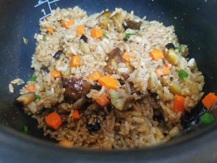 电饭煲焖腊味糯米饭