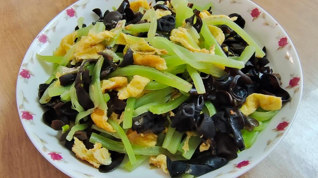 鸡蛋木耳炒莴笋