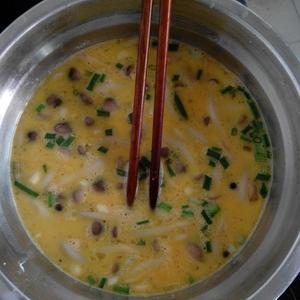 蟹味菇炒鸡蛋的做法 步骤3