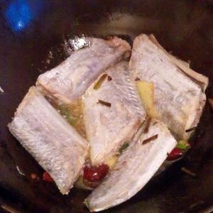 带鱼炖白菜的做法 步骤3