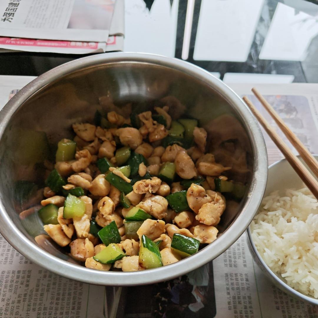 清爽好吃！低脂美味～黄瓜炒鸡胸肉丁