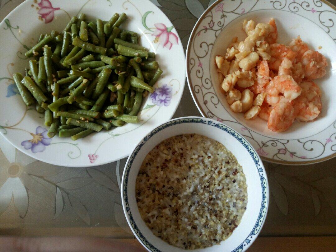 减脂便当·蒜香虾&秋葵蟹味菇炒蛋&蒸红薯