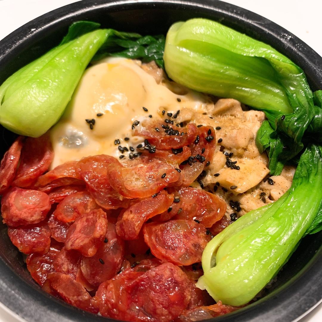 jennygai做的滑鸡香肠煲仔饭电饭煲版