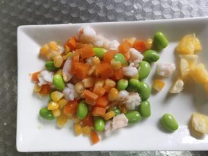 青豆玉米胡萝卜菠萝炒虾仁的做法 步骤3