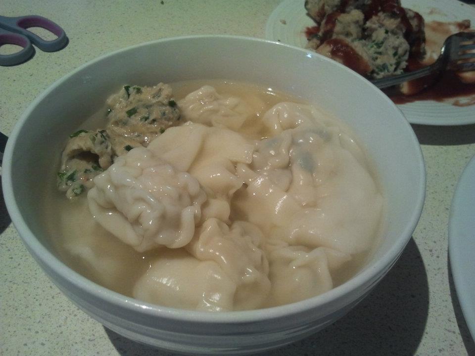 鸡肉虾仁馄饨配肉丸