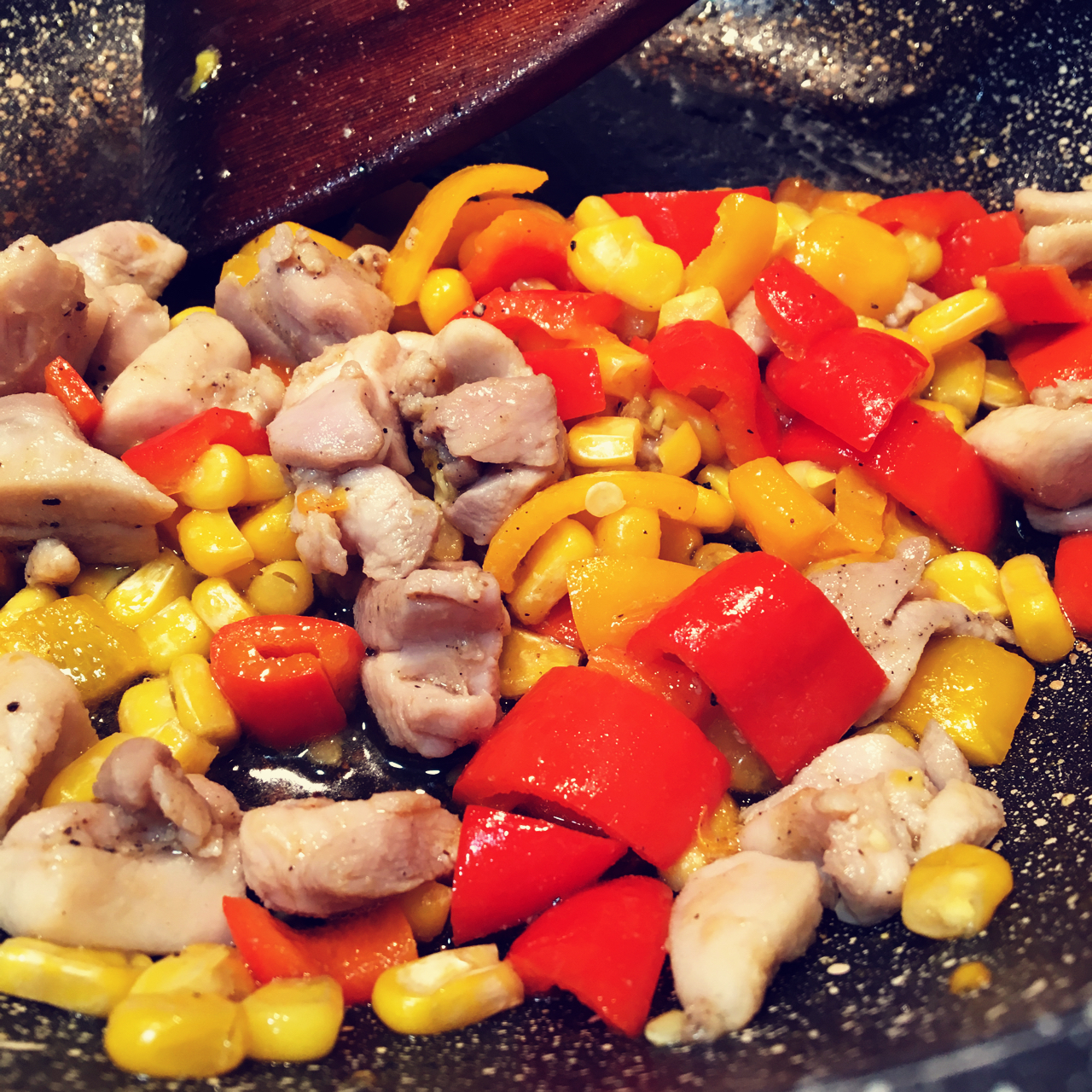 彩椒松仁玉米鸡丁