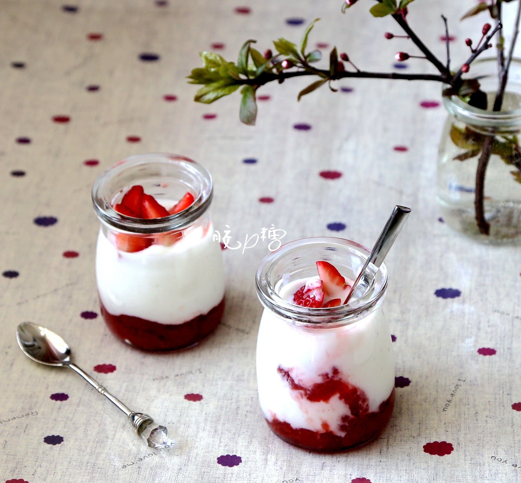 草莓果酱酸奶