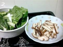 鲜菇炒白菜心的做法 步骤2