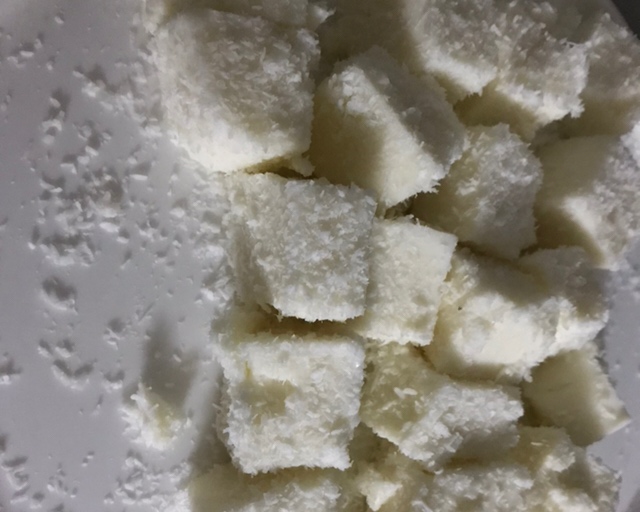 椰蓉块（消耗淡奶油、椰浆，需要淀粉或者丁吉利片，牛奶3～4片）的做法