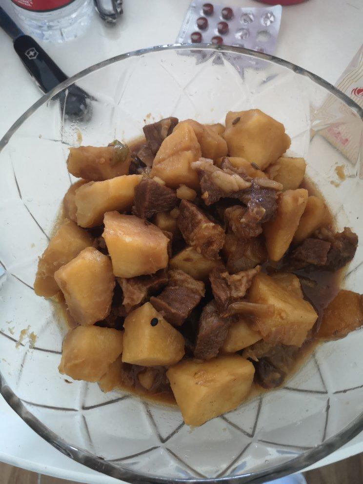 土豆木耳炖牛肉