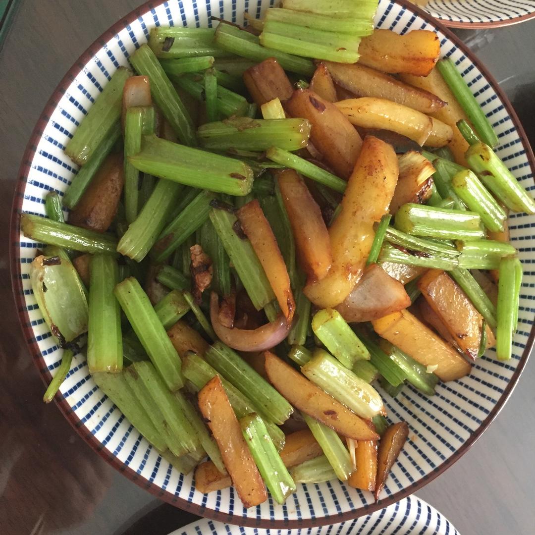 土豆炒芹菜