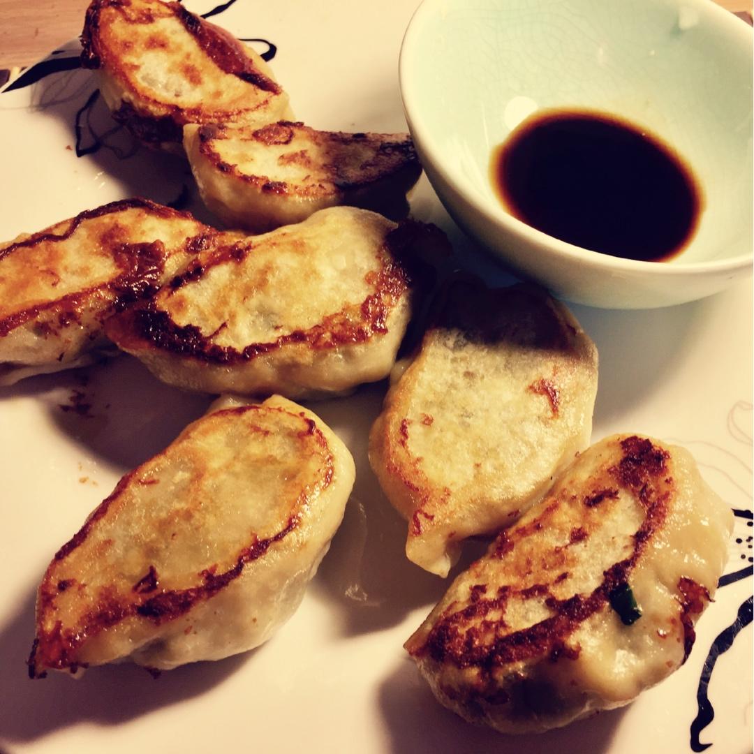 生有所爱美食篇做的三鲜锅贴frieddumplings
