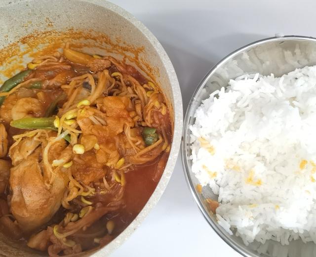 咖喱辣酱土豆豆芽炖鸡腿的做法