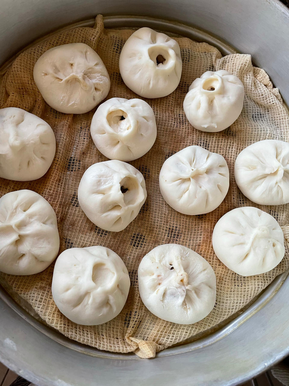 云朵般松软爆浆蜜汁叉烧包