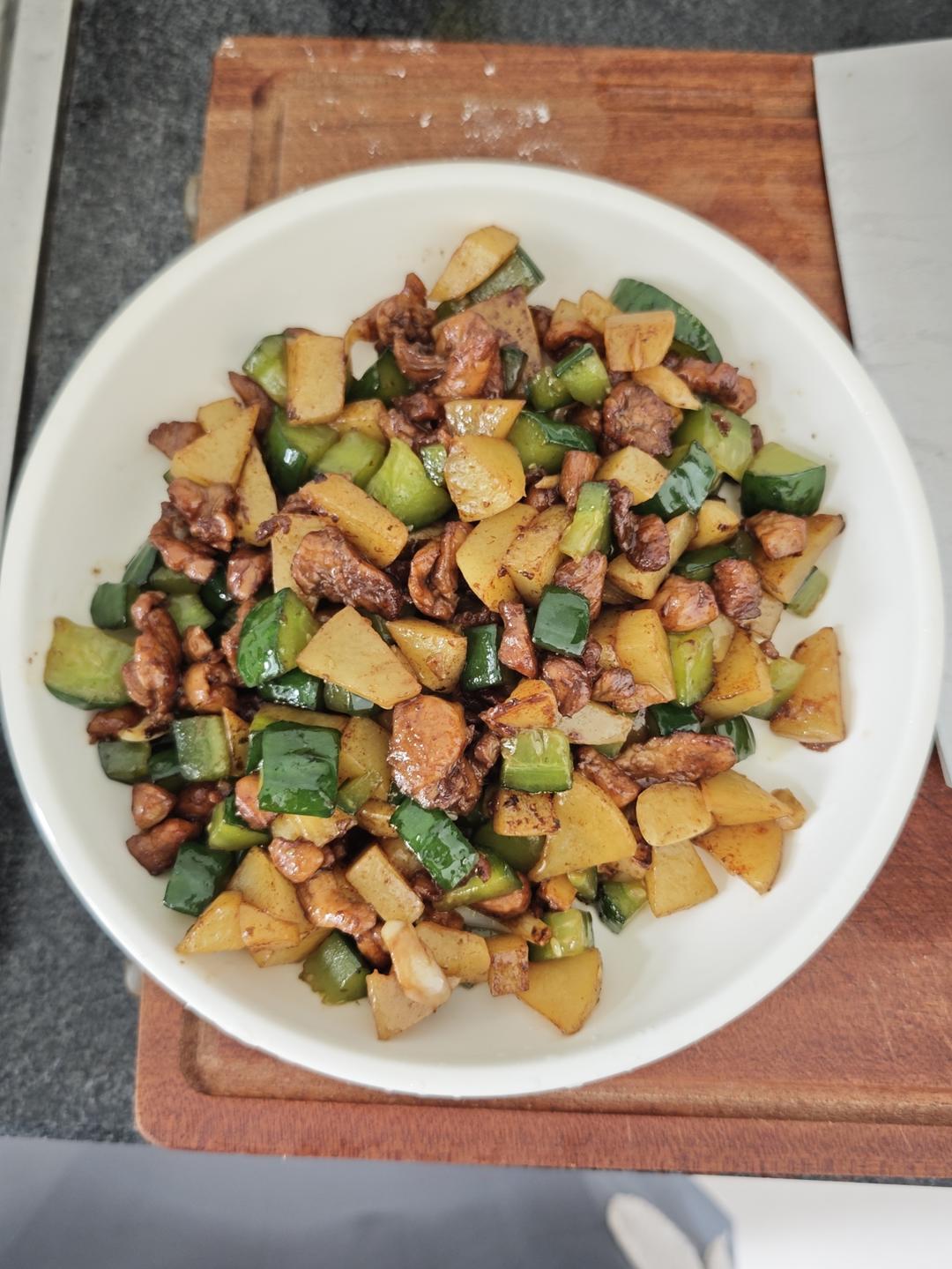 鸡丁炒土豆黄瓜