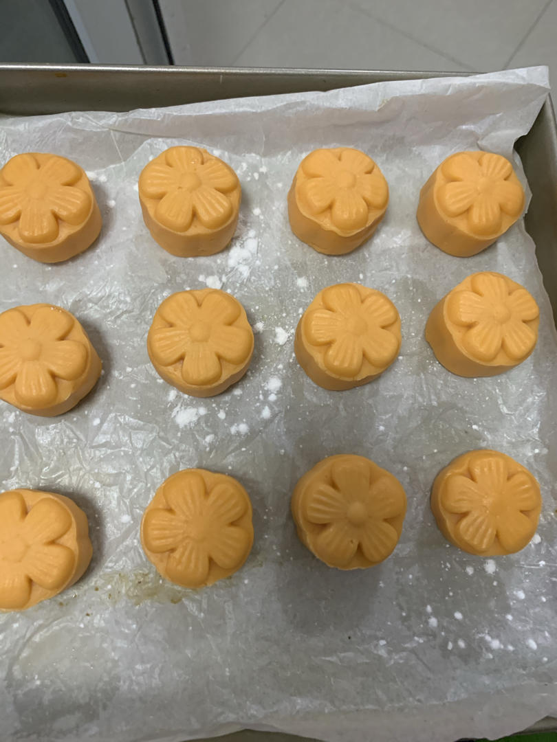 💃奶黄流心月饼——这是可以让你坐稳朋友圈厨霸位置的月饼🥮，没人点赞算我输👎