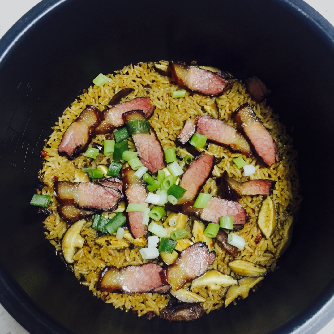 尐芥茉做的邱莹莹的腊肉饭电饭煲版