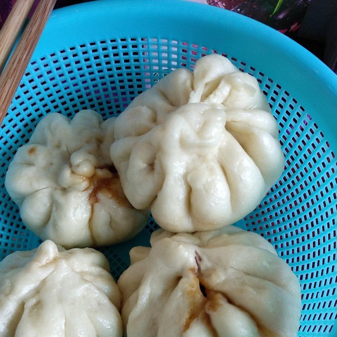松软多汁的肉包子