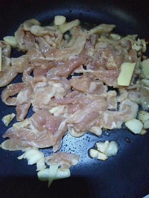 鹌鹑蛋猪肉焖豆腐的做法 步骤5