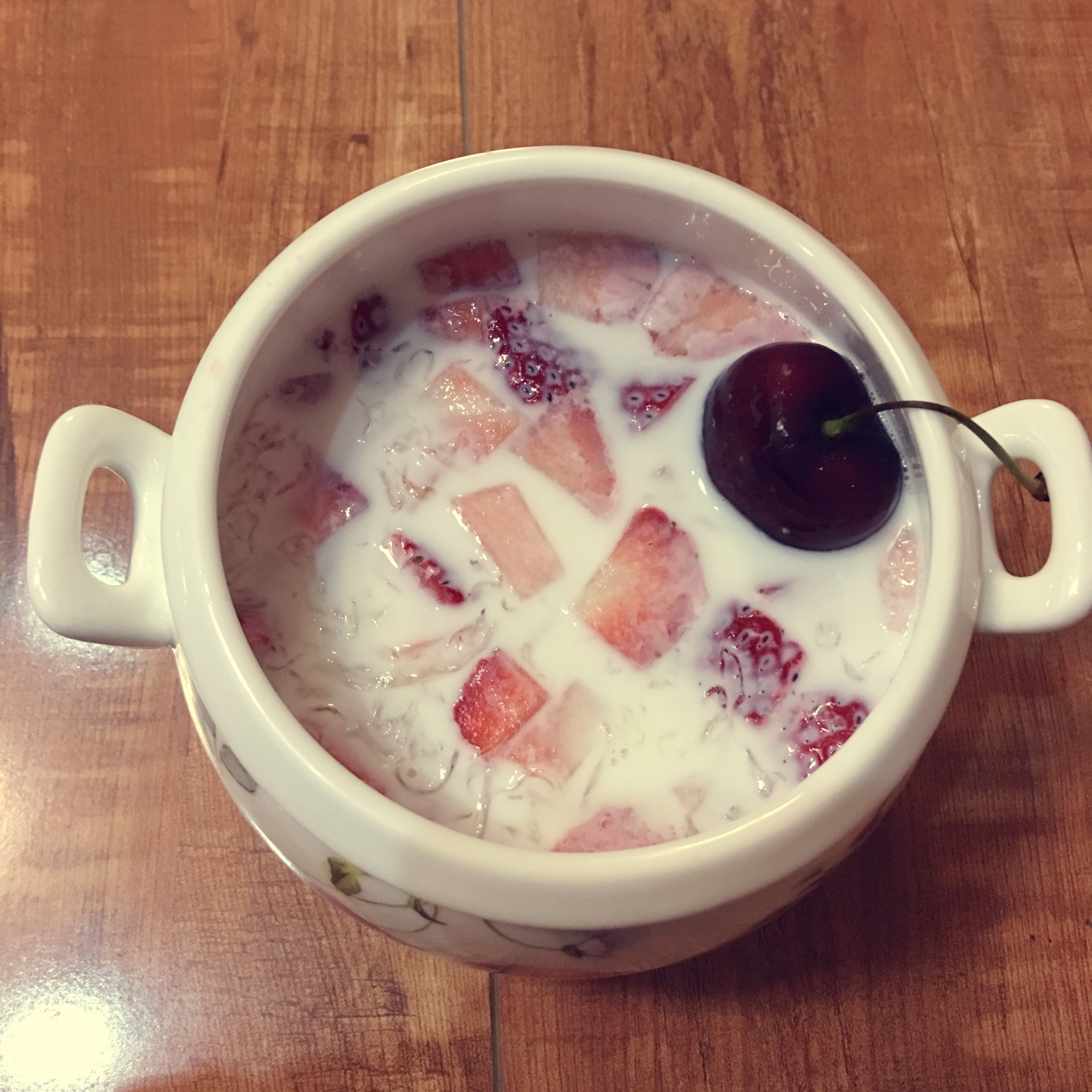 牛奶草莓燕窝