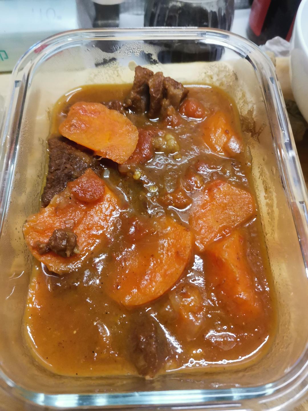 番茄炖牛肋条，汤汁浓郁，肉质软烂，开胃下饭