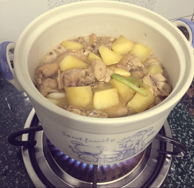 土豆炖鸡块