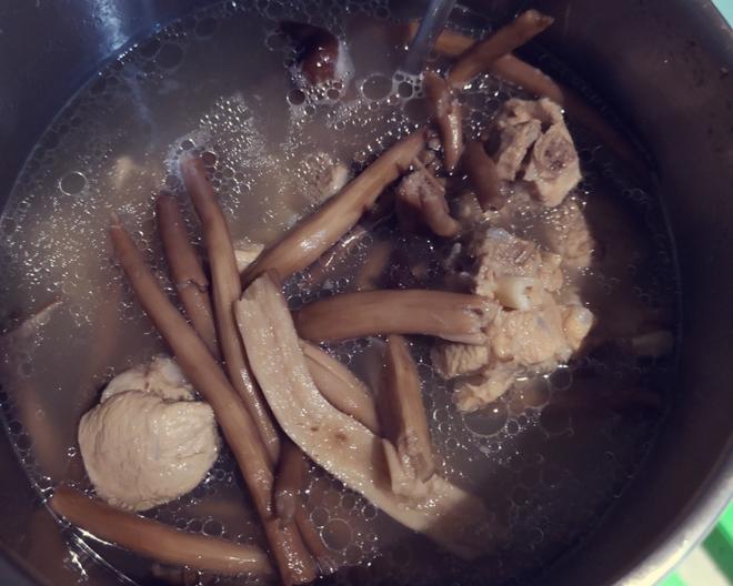 超简单的茶树菇排骨汤的做法