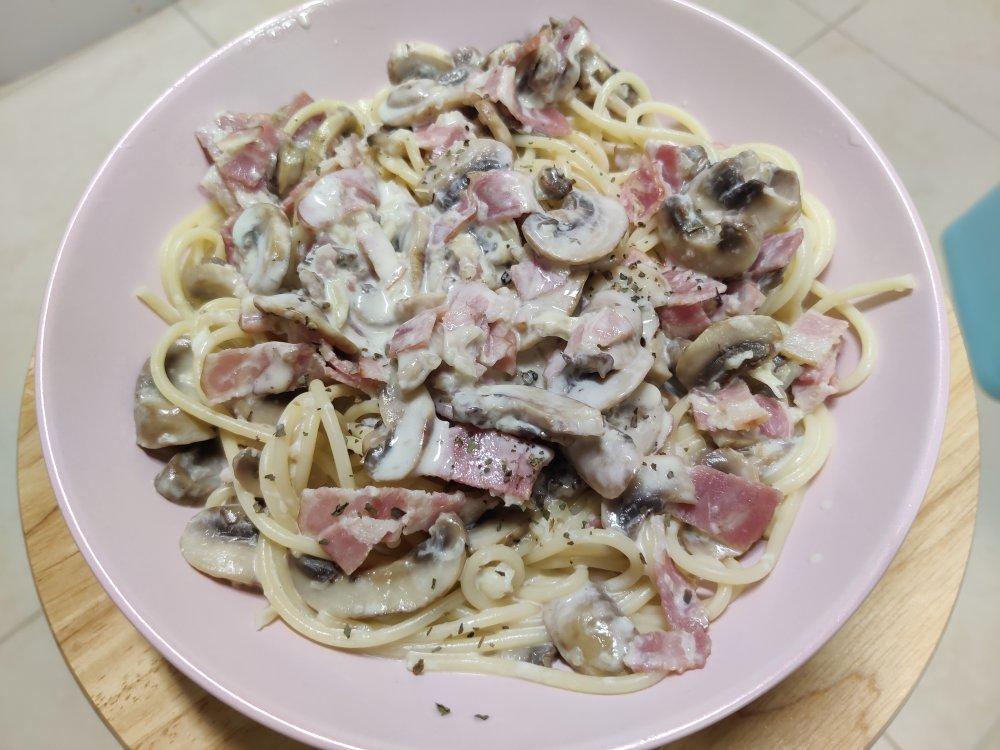 白蘑菇奶油培根意面