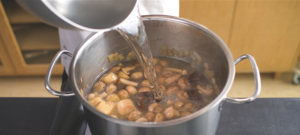 只要半小时，在家做一份堪比餐厅的【奶油蘑菇浓汤】的做法 步骤6